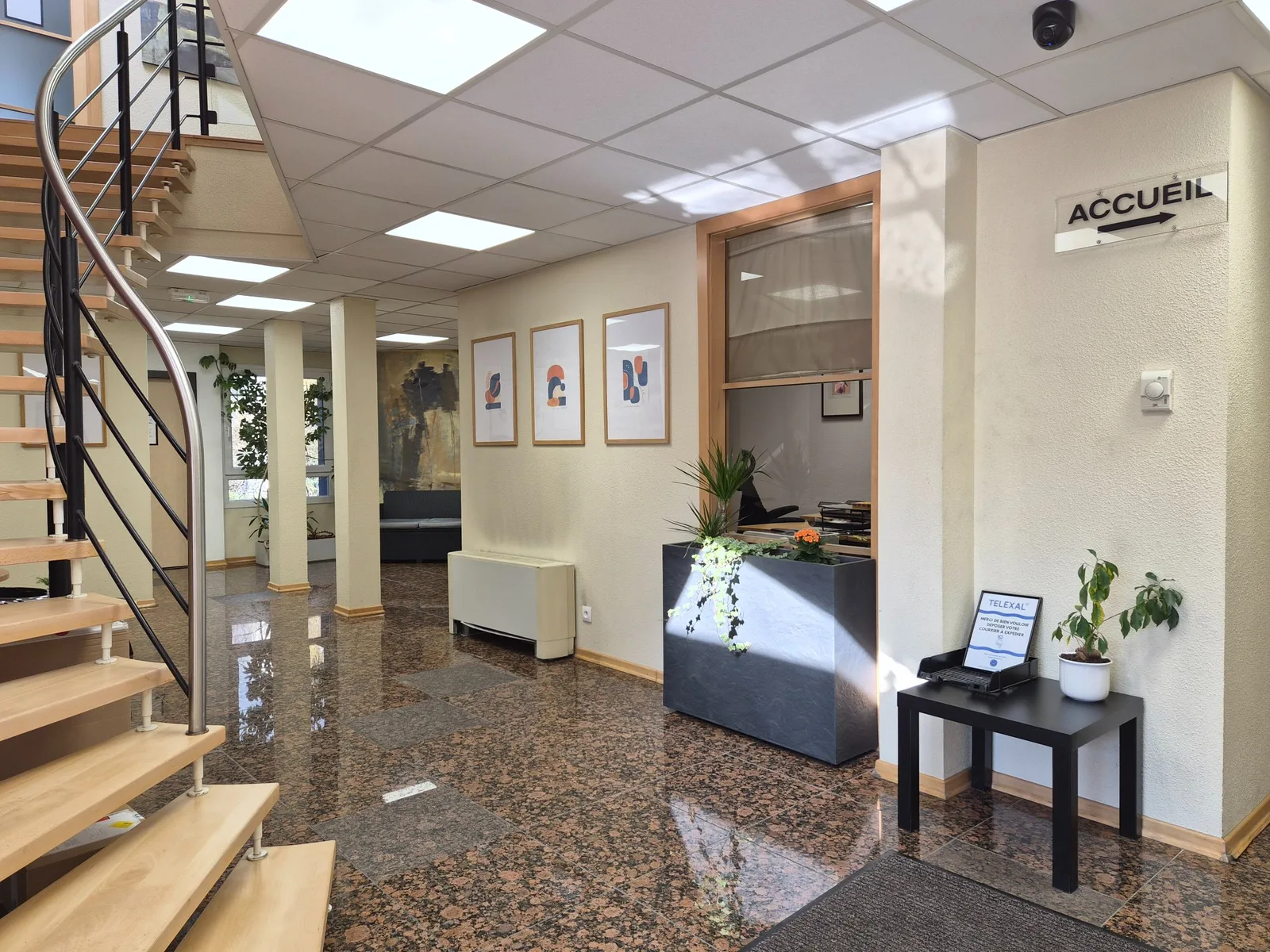 Entrée du centre d'affaires avec panneau accueil