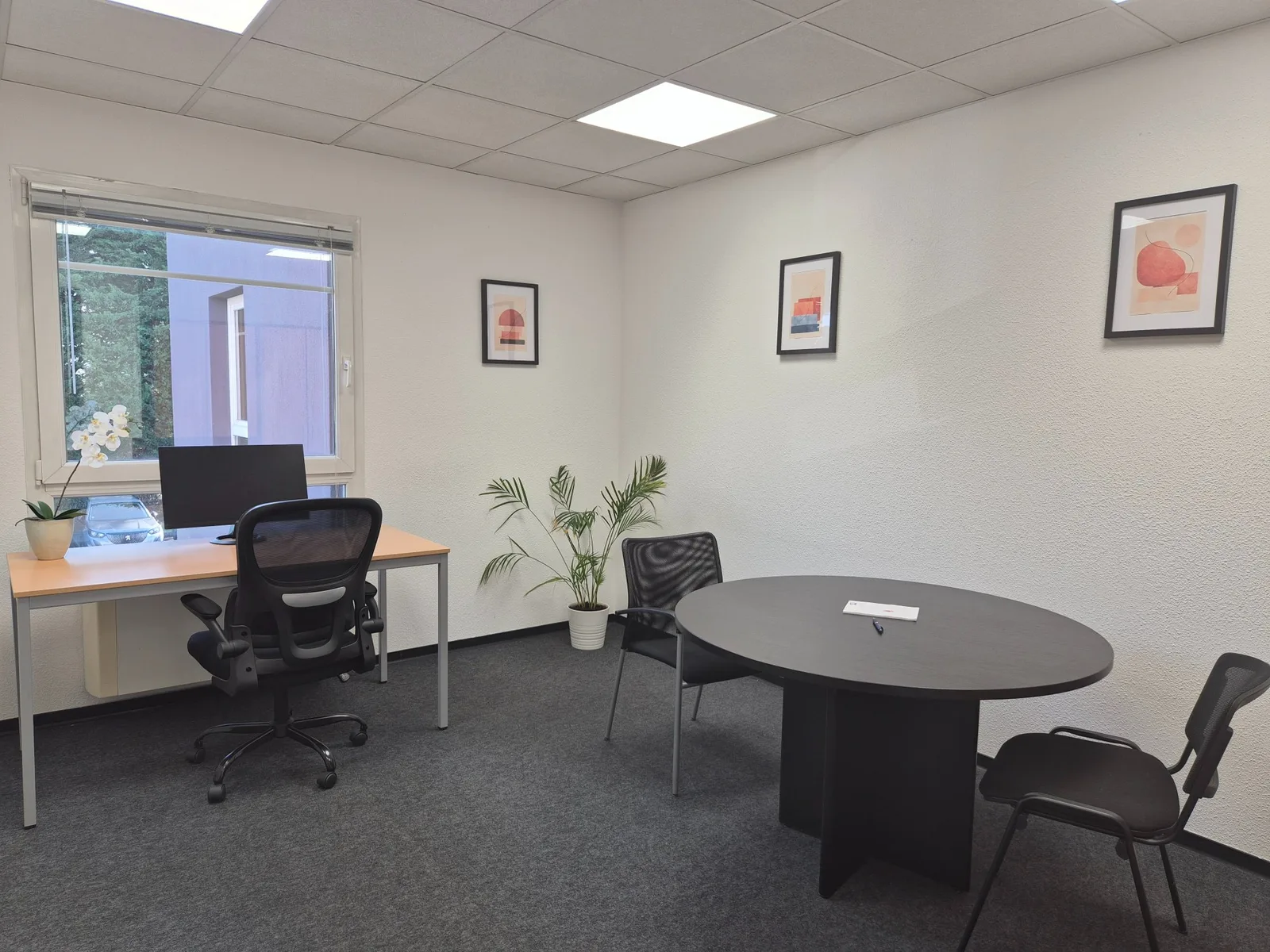 Bureau privatif avec table de réunion et mobilier professionnel