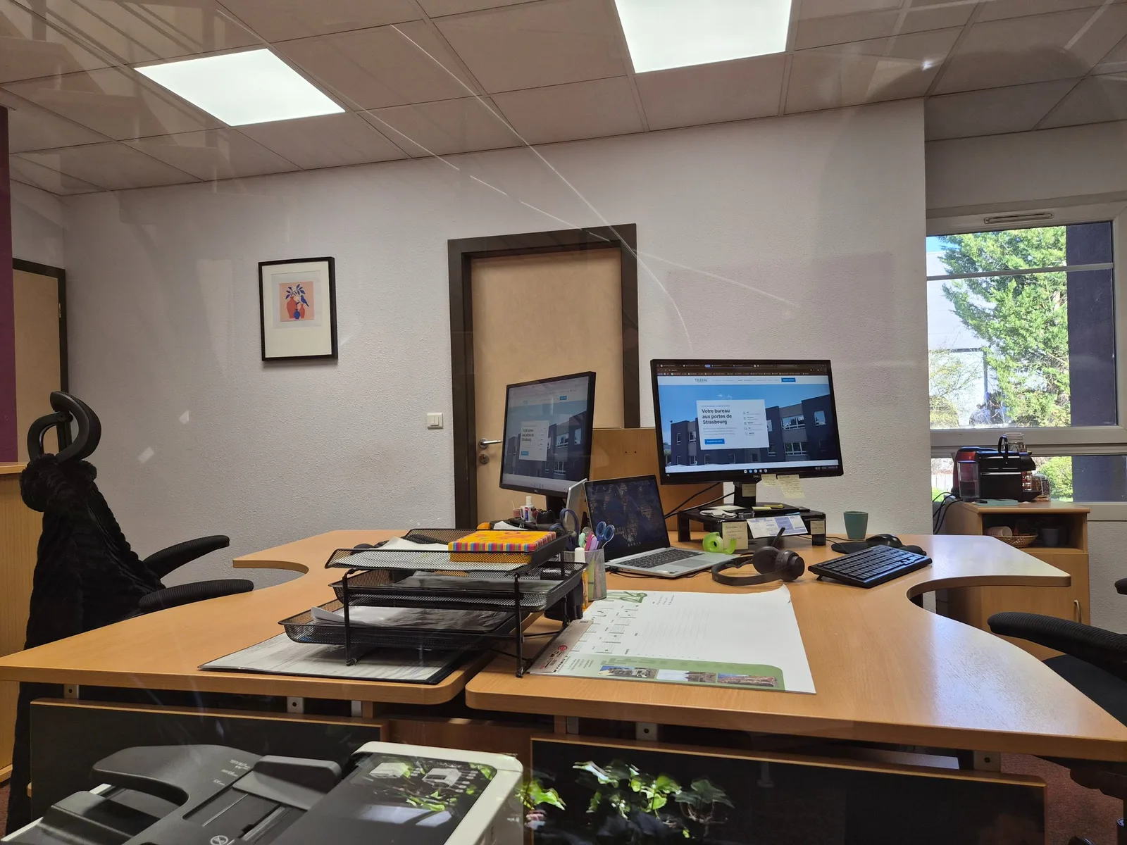 Bureau du secrétariat avec poste de travail complet