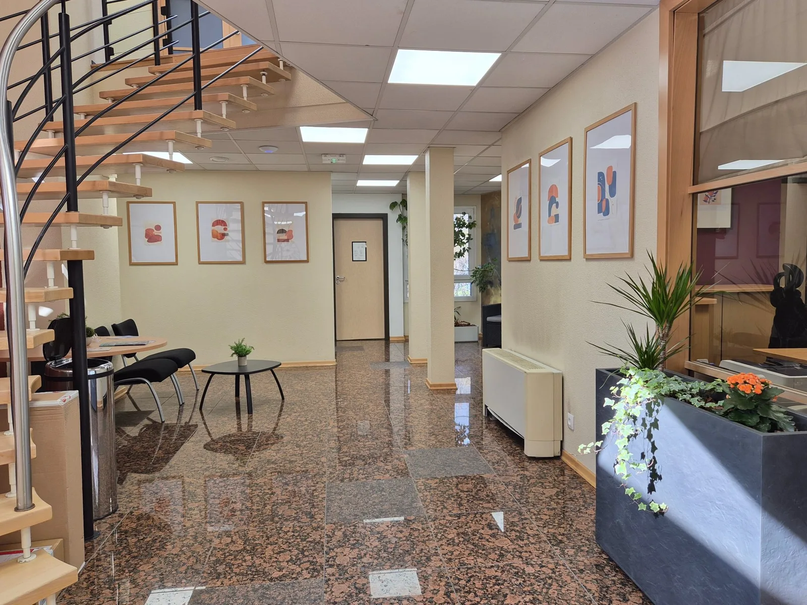 Hall d'entrée avec escalier hélicoïdal et galerie d'art